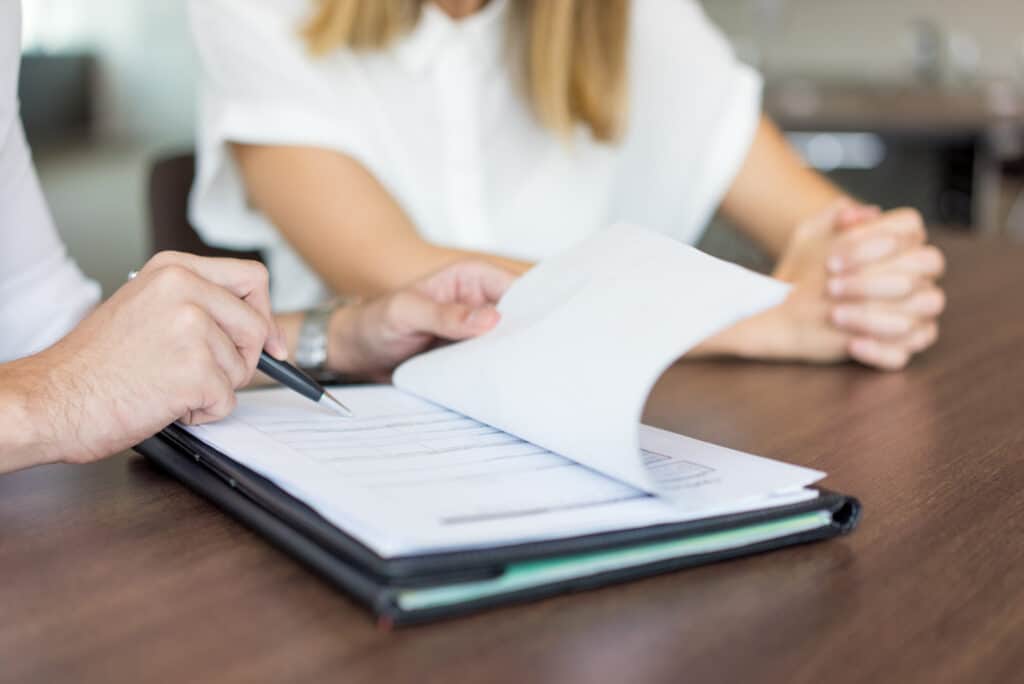 Persona firmando la solicitud de autorización de ocupación de vía pública