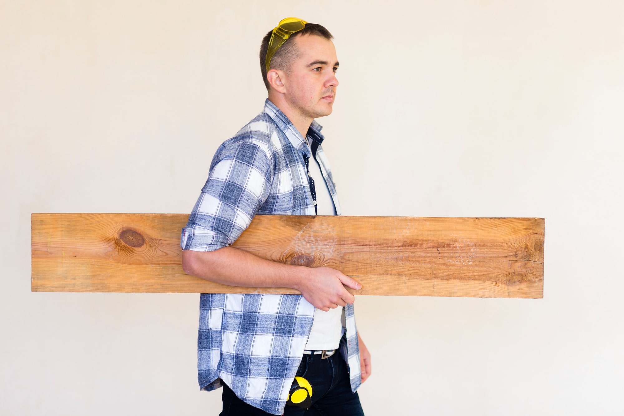 Hombre llevando madera